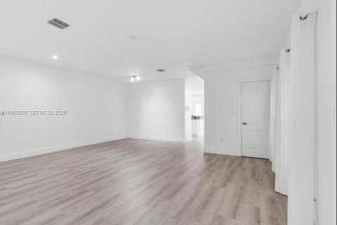 Снять в аренду виллу или дом в Майами, Флорида 3 спальни, 215.35м2, № 2031616 - фото 3