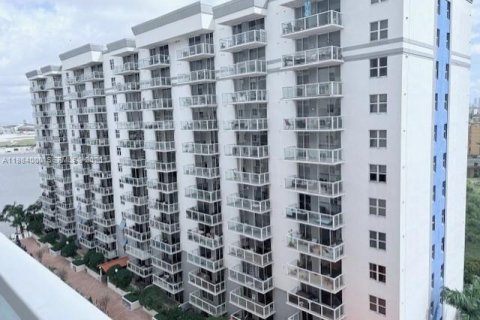 Condominio en Miami, Florida, 2 dormitorios  № 2048568