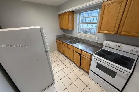 Villa ou maison à louer à Miami, Floride: 2 chambres, 239.69 m2 № 2002576 - photo 6