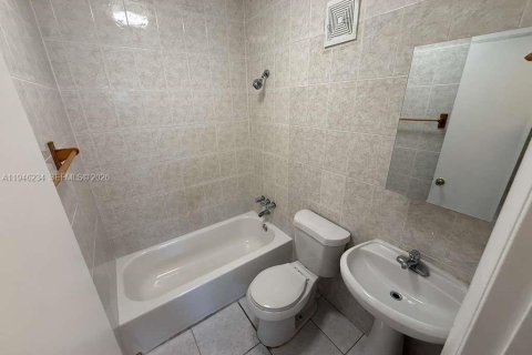 Villa ou maison à louer à Miami, Floride: 2 chambres, 239.69 m2 № 2002576 - photo 10