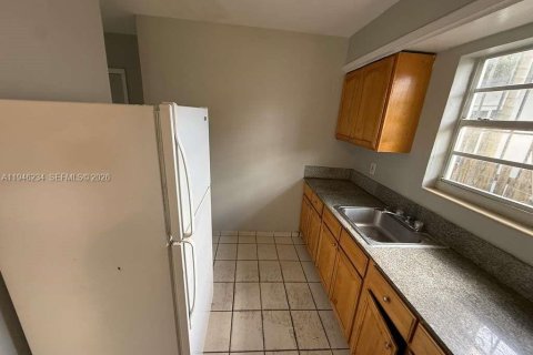 Villa ou maison à louer à Miami, Floride: 2 chambres, 239.69 m2 № 2002576 - photo 4