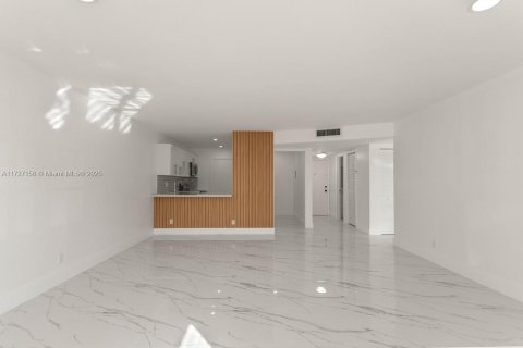 Condo in Lauderhill, Florida, 1 bedroom  № 1479986 - photo 1