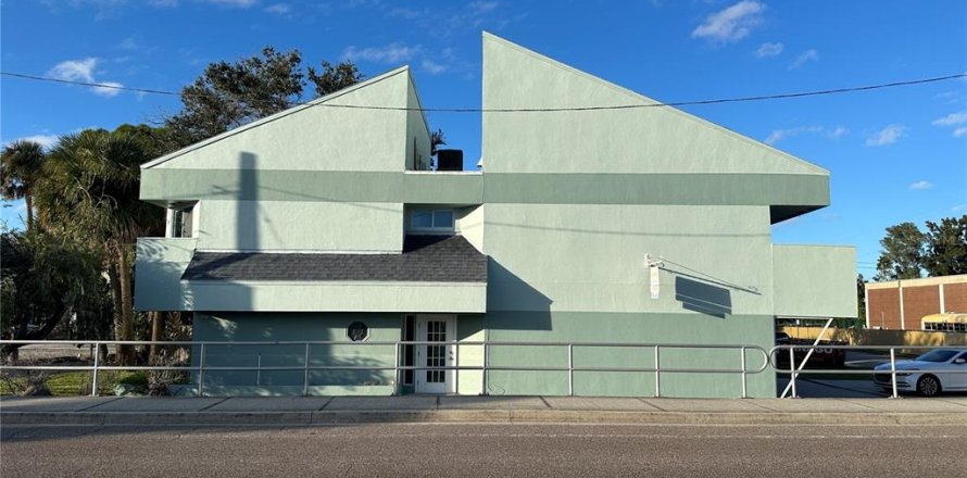 Commercial property in Indian Rocks Beach, Florida 71.35 sq.m. № 2108614