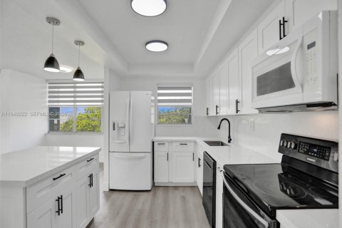 Снять в аренду кондоминиум в Холливуд, Флорида 2 спальни, 96.62м2, № 2004315 - фото 3