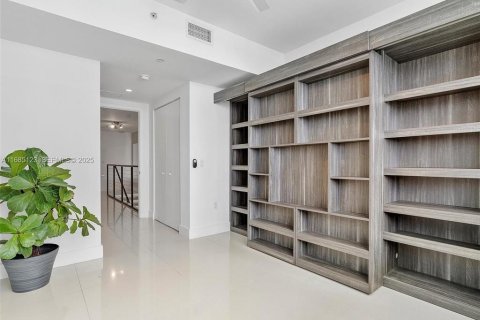 Condo in North Bay Village, Florida, 2 bedrooms № 2083470 - photo 20