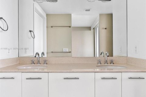 Condo in North Bay Village, Florida, 2 bedrooms № 2083470 - photo 14