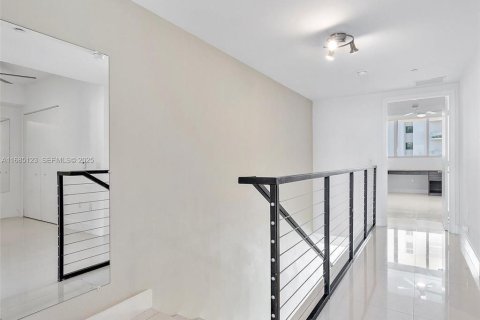Condo in North Bay Village, Florida, 2 bedrooms № 2083470 - photo 8