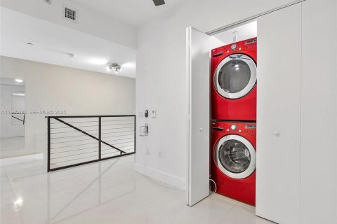Condo in North Bay Village, Florida, 2 bedrooms № 2083470 - photo 9