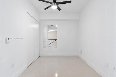 Condo in North Bay Village, Florida, 2 bedrooms № 2083470 - photo 23