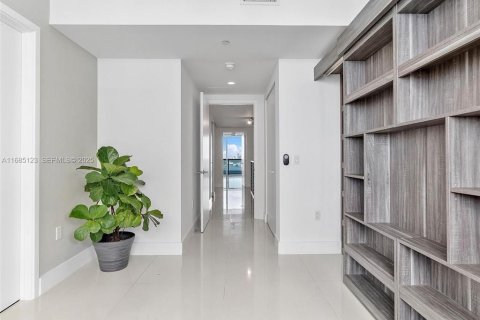 Condo in North Bay Village, Florida, 2 bedrooms № 2083470 - photo 19