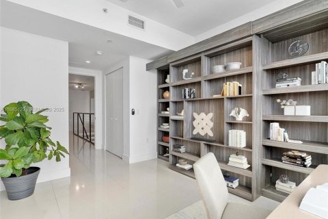 Condo in North Bay Village, Florida, 2 bedrooms № 2083470 - photo 21