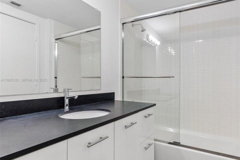 Condo in North Bay Village, Florida, 2 bedrooms № 2083470 - photo 17