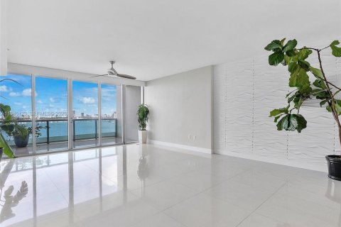 Condo in North Bay Village, Florida, 2 bedrooms № 2083470 - photo 4
