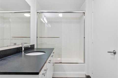 Condo in North Bay Village, Florida, 2 bedrooms № 2083470 - photo 18