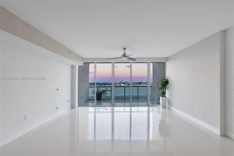 Condo in North Bay Village, Florida, 2 bedrooms № 2083470 - photo 5