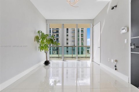 Condo in North Bay Village, Florida, 2 bedrooms № 2083470 - photo 16