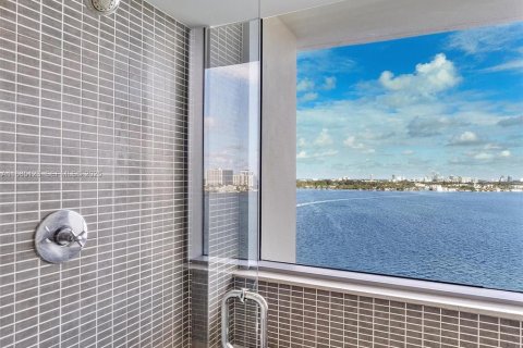 Condo in North Bay Village, Florida, 2 bedrooms № 2083470 - photo 25