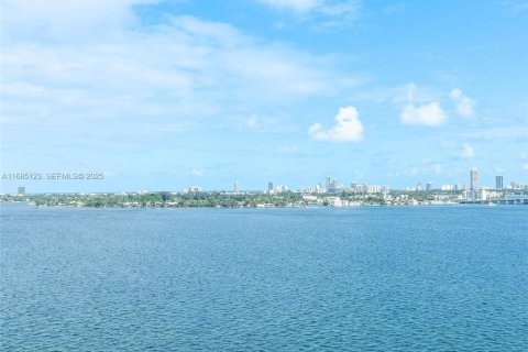 Condo in North Bay Village, Florida, 2 bedrooms № 2083470 - photo 24