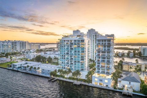 Condo in North Bay Village, Florida, 2 bedrooms  № 2083470