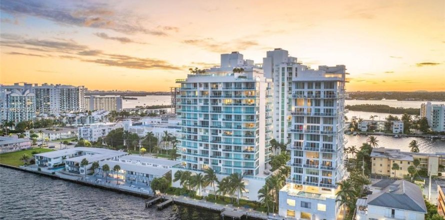 Condo in North Bay Village, Florida, 2 bedrooms № 2083470
