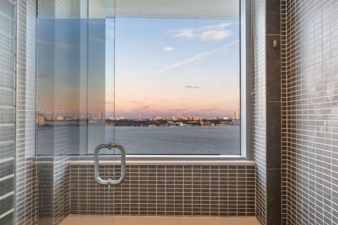 Condo in North Bay Village, Florida, 2 bedrooms № 2083470 - photo 15