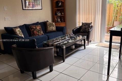 House in West Palm Beach, Florida 2 bedrooms, 78.13 sq.m. № 1933559 - photo 2