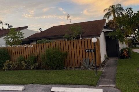 House in West Palm Beach, Florida 2 bedrooms, 78.13 sq.m. № 1933559 - photo 1