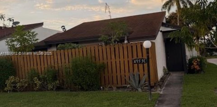 House in West Palm Beach, Florida 2 bedrooms, 78.13 sq.m. № 1933559