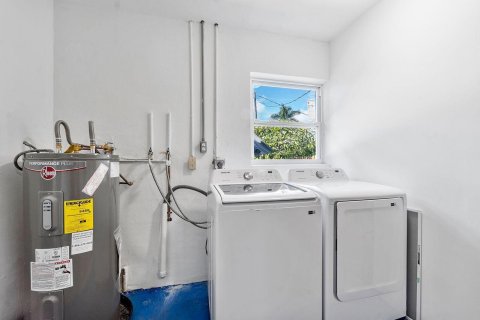 House in Deerfield Beach, Florida 2 bedrooms, 120.22 sq.m. № 976355 - photo 1