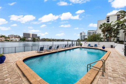 Condo in Bay Harbor Islands, Florida, 2 bedrooms  № 1867234 - photo 3