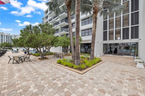 Condo in Bay Harbor Islands, Florida, 2 bedrooms  № 1867234 - photo 1