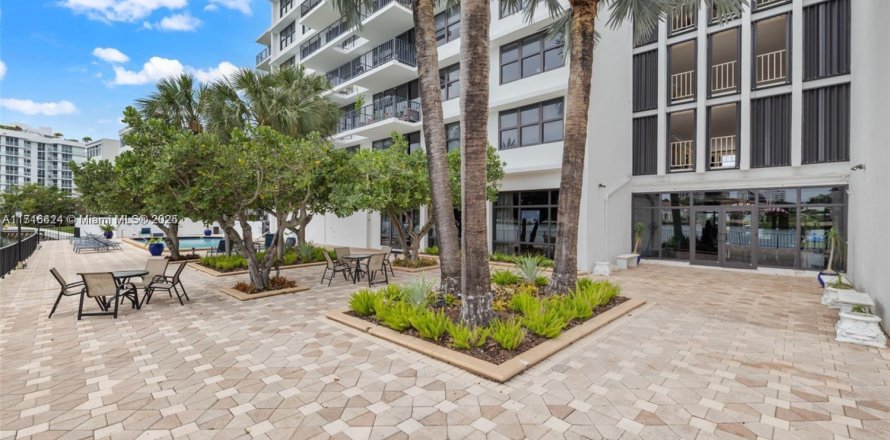 Condo in Bay Harbor Islands, Florida, 2 bedrooms  № 1867234