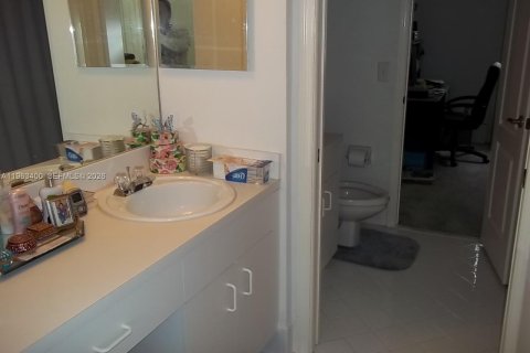 Condo in Miami, Florida, 2 bedrooms  № 2025886 - photo 7