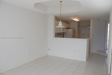 Condo in Miami, Florida, 2 bedrooms  № 2025886 - photo 4
