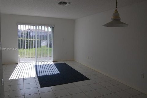 Condo in Miami, Florida, 2 bedrooms  № 2025886 - photo 3