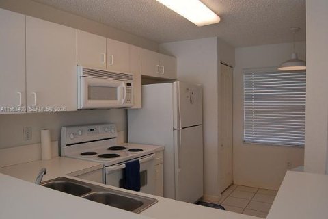 Condo in Miami, Florida, 2 bedrooms  № 2025886 - photo 2