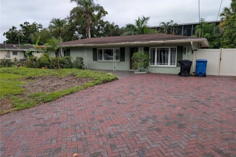 Casa en venta en Saint Petersburg, Florida, 3 dormitorios, 146.32 m2 № 1913376 - foto 1