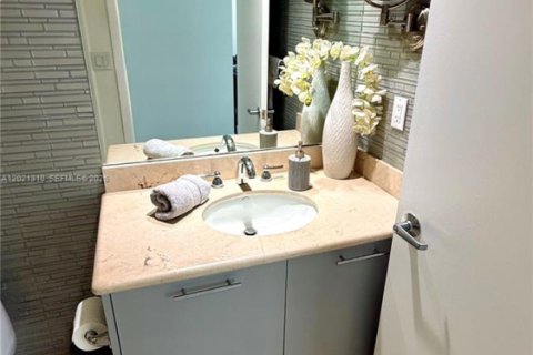 Condo in Miami, Florida, 2 bedrooms  № 2182349 - photo 18