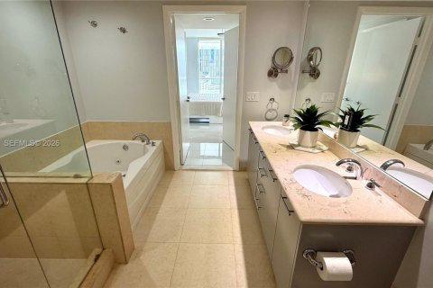 Condo in Miami, Florida, 2 bedrooms  № 2182349 - photo 10