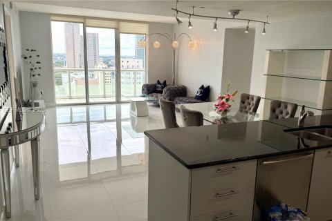 Condo in Miami, Florida, 2 bedrooms  № 2182349 - photo 2