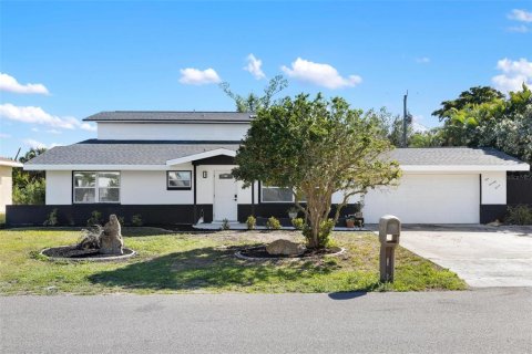 Casa en venta en Port Charlotte, Florida, 4 dormitorios, 213.68 m2 № 1831392 - foto 1