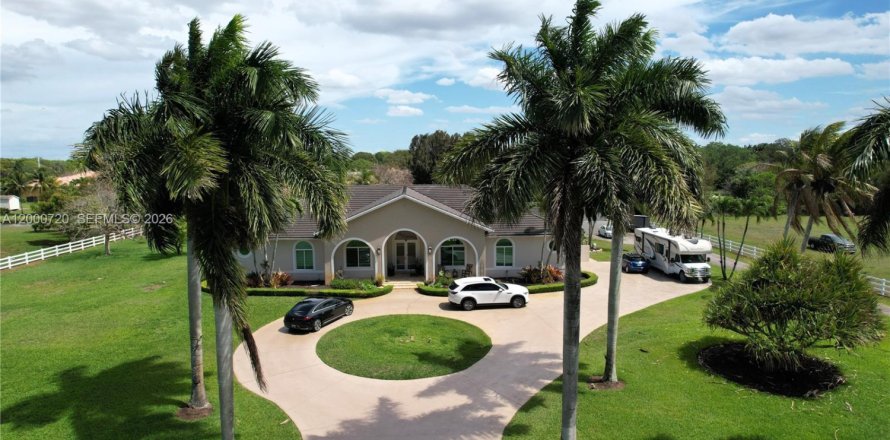 House in Southwest Ranches, Florida 5 bedrooms, 288.09 sq.m. № 2068188