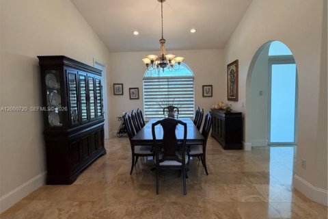 House in Southwest Ranches, Florida 5 bedrooms, 288.09 sq.m. № 2068188 - photo 7