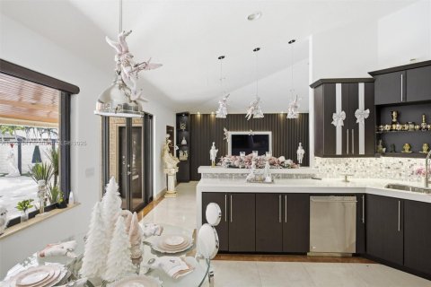 House in Miami, Florida 4 bedrooms, 230.58 sq.m. № 1977084 - photo 18