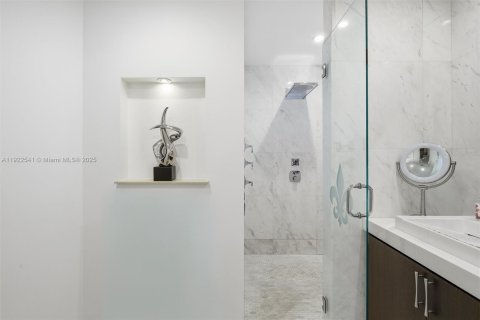 House in Miami, Florida 4 bedrooms, 230.58 sq.m. № 1977084 - photo 25