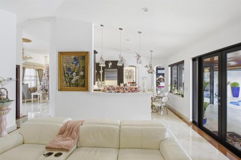 House in Miami, Florida 4 bedrooms, 230.58 sq.m. № 1977084 - photo 13