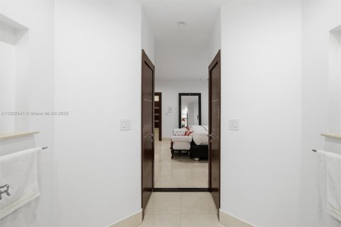 House in Miami, Florida 4 bedrooms, 230.58 sq.m. № 1977084 - photo 28