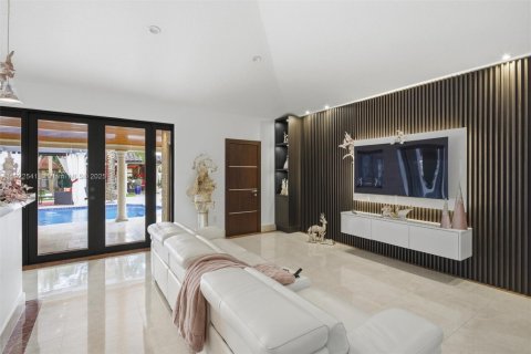 House in Miami, Florida 4 bedrooms, 230.58 sq.m. № 1977084 - photo 11