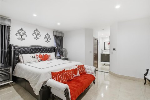 House in Miami, Florida 4 bedrooms, 230.58 sq.m. № 1977084 - photo 21