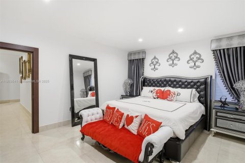 House in Miami, Florida 4 bedrooms, 230.58 sq.m. № 1977084 - photo 22